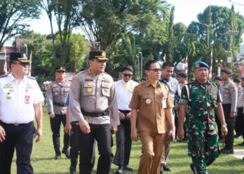 Kapolresta Manado, Kombes Pol Julianto Sirait, memimpin langsung Apel Gelar Pasukan Operasi Mantap Praja Samrat 2024 yang dilaksanakan di lapangan Sprata Tikala, Kota Manado, untuk memastikan keamanan dan ketertiban selama pelaksanaan Pilkada Tahun 2024. Dengan tema “Bersama Torang Jaga Kota Manado Tetap Aman Selama Pesta Demokrasi”, apel ini menjadi bukti kesiapan aparat keamanan dalam menjaga kondusifitas di tengah pesta demokrasi yang akan berlangsung, Senin (26/8/2024).