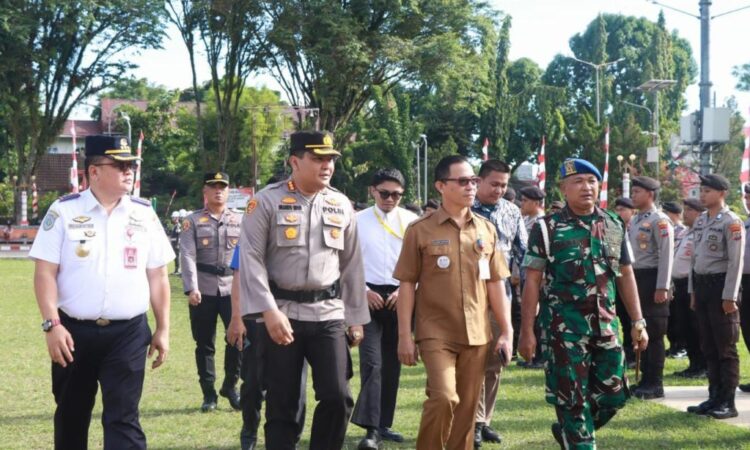 Kapolresta Manado, Kombes Pol Julianto Sirait, memimpin langsung Apel Gelar Pasukan Operasi Mantap Praja Samrat 2024 yang dilaksanakan di lapangan Sprata Tikala, Kota Manado, untuk memastikan keamanan dan ketertiban selama pelaksanaan Pilkada Tahun 2024. Dengan tema “Bersama Torang Jaga Kota Manado Tetap Aman Selama Pesta Demokrasi”, apel ini menjadi bukti kesiapan aparat keamanan dalam menjaga kondusifitas di tengah pesta demokrasi yang akan berlangsung, Senin (26/8/2024).