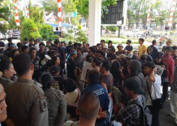 Personel Polresta Manado menunjukkan pengamanan yang humanis saat menghadapi aksi unjuk rasa warga kepulauan yang menolak proyek reklamasi di wilayah pesisir Manado. Unjuk rasa yang berlangsung di depan Kantor Wali Kota Manado ini diikuti oleh ratusan warga yang datang dari berbagai pulau di sekitar Manado, Senin (26/8/2024).
