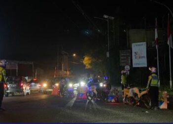 Personel Satuan Lalu Lintas (Sat Lantas) Polresta Manado melaksanakan operasi ‘Blue Light Patrol’ pada Selasa malam. Program ini dirancang untuk meningkatkan visibilitas dan kehadiran polisi di jalan raya, sehingga mengurangi risiko pelanggaran lalu lintas dan meningkatkan rasa aman bagi masyarakat, Minggu (25/8/2024) malam.