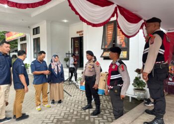 Petugas Kepolisian dari Polres Dairi mulai melakukan penjagaan di Kantor KPU Dairi yang berlokasi di Jalan Pandu Kecamatan Sidikalang Kabupaten Dairi, Selasa (27/8/2024).