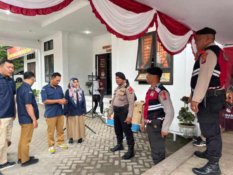 Petugas Kepolisian dari Polres Dairi mulai melakukan penjagaan di Kantor KPU Dairi yang berlokasi di Jalan Pandu Kecamatan Sidikalang Kabupaten Dairi, Selasa (27/8/2024).