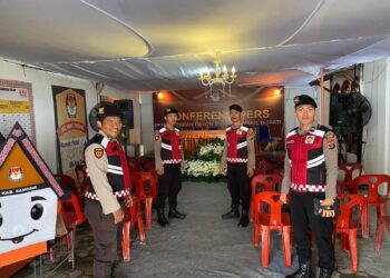 Polres Samosir telah melaksanakan berbagai langkah antisipatif, dimulai dengan kegiatan cipta kondisi yang digelar pada Senin malam, 26 Agustus 2024 pukul 23:00 Wib. Kegiatan ini melibatkan patroli di berbagai lokasi strategis seperti area rawan kerumunan, lokasi padat penduduk, serta area sekitar kantor penyelenggara Pilkada, kantor partai politik, dan kantor pemenangan bakal calon kepala daerah di Kabupaten Samosir.