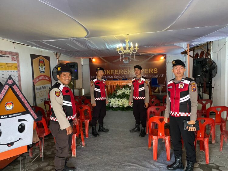 Polres Samosir telah melaksanakan berbagai langkah antisipatif, dimulai dengan kegiatan cipta kondisi yang digelar pada Senin malam, 26 Agustus 2024 pukul 23:00 Wib. Kegiatan ini melibatkan patroli di berbagai lokasi strategis seperti area rawan kerumunan, lokasi padat penduduk, serta area sekitar kantor penyelenggara Pilkada, kantor partai politik, dan kantor pemenangan bakal calon kepala daerah di Kabupaten Samosir.