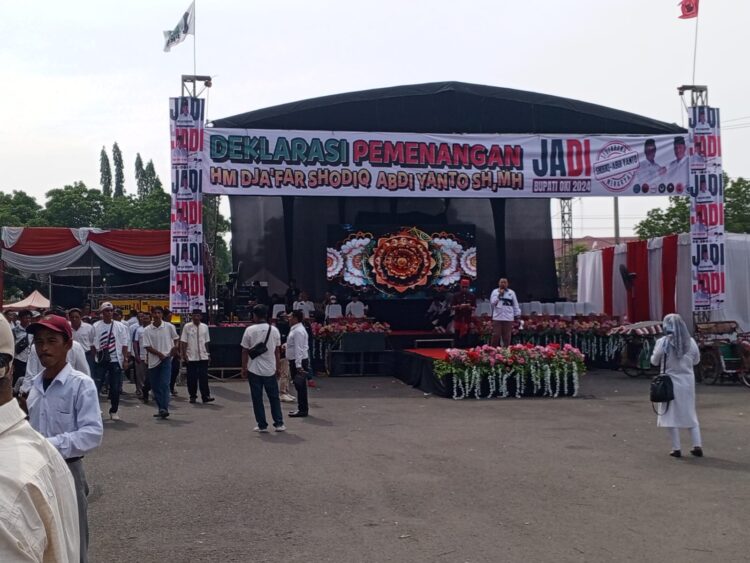 Ribuan masa yang tergabung dalam tim pendukung dan pemenangan Pasangan Calon (Paslon) Bupati dan Wakil Bupati Kabupaten Ogan Komering Ilir (OKI) Sumatera Selatan HM. Dja'far Shodiq - Abdiyanto (JADI) untuk dapat menjadi Bupati OKI periode 2025 - 2030.