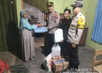 Bertempat di rumah Bapak Kusen RT 01 RW 09 Grumbul Sumingkir Desa Sokawera, Polsek Cilongok Polresta Banyumas Polda Jateng menyerahkan bantuan sembako serta uang santunan, Selasa (27/8/24). Dalam kegiatan tersebut Kapolsek Cilongok AKP Hariyanto, S.H., didampingi Bhabinkamtibmas dan anggota lainnya.