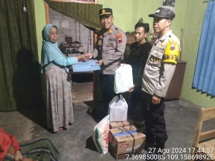 Bertempat di rumah Bapak Kusen RT 01 RW 09 Grumbul Sumingkir Desa Sokawera, Polsek Cilongok Polresta Banyumas Polda Jateng menyerahkan bantuan sembako serta uang santunan, Selasa (27/8/24). Dalam kegiatan tersebut Kapolsek Cilongok AKP Hariyanto, S.H., didampingi Bhabinkamtibmas dan anggota lainnya.