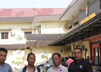 DATANGI POLRESTABES MEDAN: Baginda Raja bersama kerabatnya mendatangi Polrestabes Medan mempertanyakan perkembangan laporannya, Sabtu (24/8/2024). (Foto Dok/ Baginda)