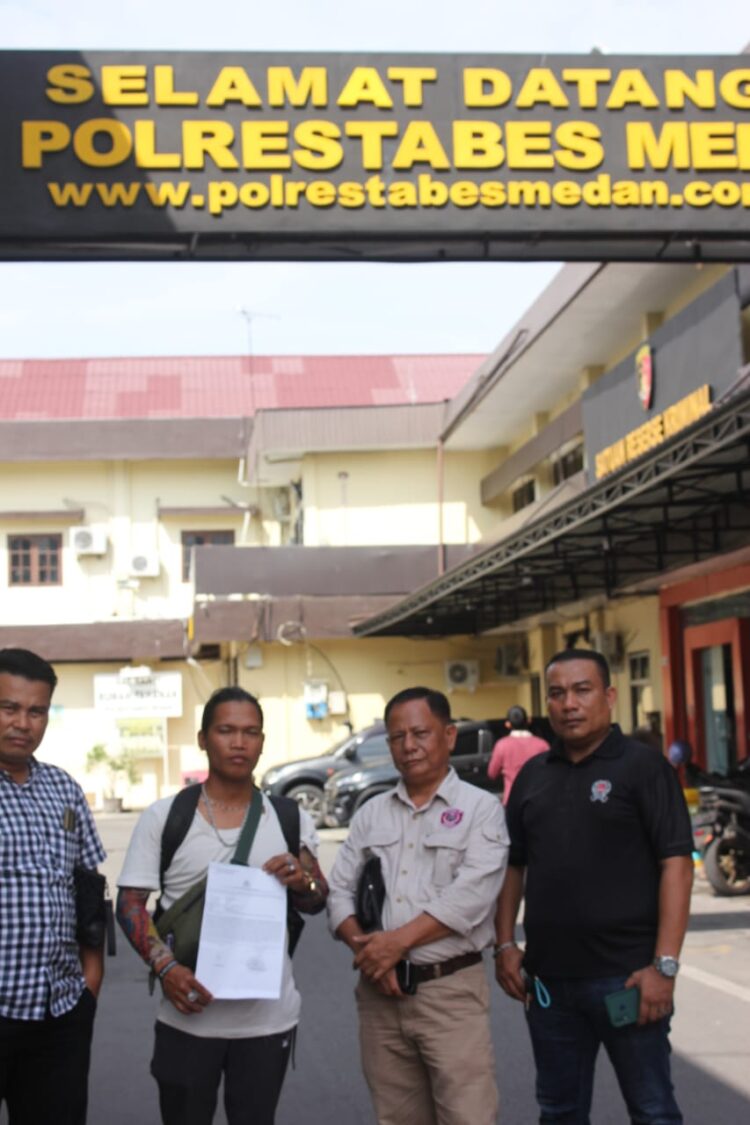 DATANGI POLRESTABES MEDAN: Baginda Raja bersama kerabatnya mendatangi Polrestabes Medan mempertanyakan perkembangan laporannya, Sabtu (24/8/2024). (Foto Dok/ Baginda)