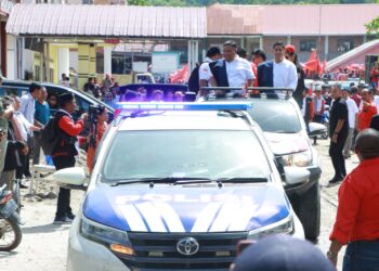 Ratusan kendaraan dan ribuan simpatisan pasangan calon kepala daerah Kab.Samosir Freddy Situmorang, S.H., M.H dan Andreas Simbolon, S.H, mendapat pengawalan ketat dari Polres Samosir dan Polsek Jajaran saat melakukan pendaftaran ke Komisi Pemilihan Umum (KPU) Kabupaten Samosir. Pengamanan dan Pengawalan ini dilakukan seiring dengan tahapan pendaftaran pasangan calon kepala daerah dalam Pilkada Serentak tahun 2024.