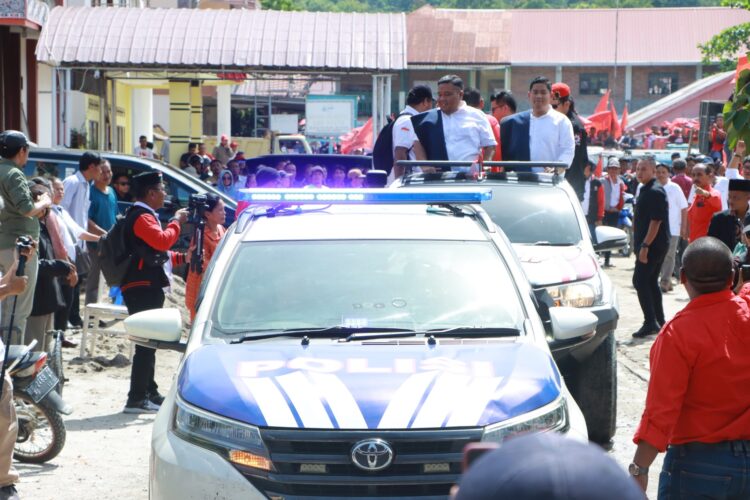 Ratusan kendaraan dan ribuan simpatisan pasangan calon kepala daerah Kab.Samosir Freddy Situmorang, S.H., M.H dan Andreas Simbolon, S.H, mendapat pengawalan ketat dari Polres Samosir dan Polsek Jajaran saat melakukan pendaftaran ke Komisi Pemilihan Umum (KPU) Kabupaten Samosir. Pengamanan dan Pengawalan ini dilakukan seiring dengan tahapan pendaftaran pasangan calon kepala daerah dalam Pilkada Serentak tahun 2024.