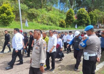 Polres Samosir bersama Polsek Harian melaksanakan pengamanan ketat terhadap kegiatan deklarasi bakal pasangan calon Bupati dan Wakil Bupati Samosir dalam Pilkada Serentak 2024, Vandiko Timotius Gultom, S.T dan Ariston Tua Sidauruk, S.E., M.M. Acara tersebut digelar di Batu Hobon Desa Sarimarihit Kecamatan Sianjur Mula-mula, Kabupaten Samosir.