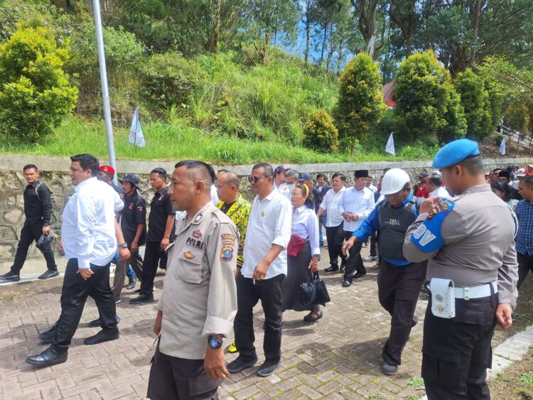 Polres Samosir bersama Polsek Harian melaksanakan pengamanan ketat terhadap kegiatan deklarasi bakal pasangan calon Bupati dan Wakil Bupati Samosir dalam Pilkada Serentak 2024, Vandiko Timotius Gultom, S.T dan Ariston Tua Sidauruk, S.E., M.M. Acara tersebut digelar di Batu Hobon Desa Sarimarihit Kecamatan Sianjur Mula-mula, Kabupaten Samosir.