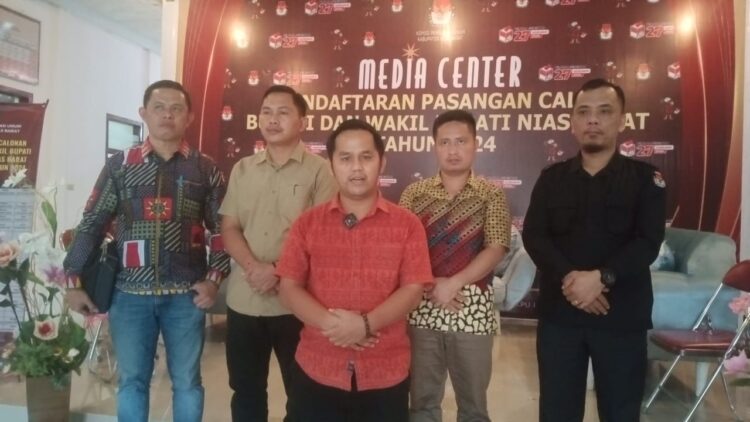 Ketua KPUD Nias Barat, Safarman Jaya Gulo, melalui konfrensi pers di kantor KPU Nias Barat pada Rabu 28 Agustus 2024, mengungkapkan bahwa pihaknya telah siap siaga di kantor KPU menunggu calon pendaftar.