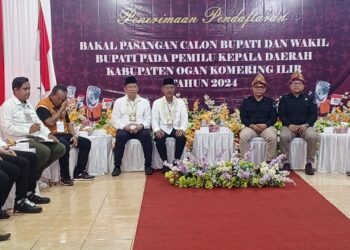 Pasangan H. Djakpar Sodiq dan Abdiyanto resmi mendaftarkan diri sebagai calon Bupati dan Wakil Bupati Ogan Komering Ilir di Kantor Komisi Pemilihan Umum (KPU) Jalan Marzuki jahri Sidakersa Kayuagung OKI. Senin (28/8/2024) sekitar pukul 14.00 WIB.