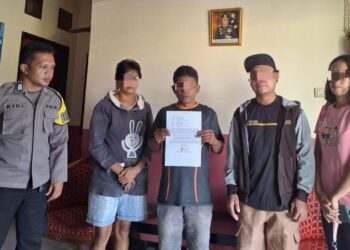 Bhabinkamtibmas Polsek Tikala, Bripka Risky Djakimin, melakukan langkah problem solving yang signifikan di Ruangan Binmas Polsek Tikala. Dalam sesi ini, Bripka Risky menangani kasus perbuatan tidak menyenangkan yang terjadi akibat pengaruh minuman keras, Rabu (28/8/2024).