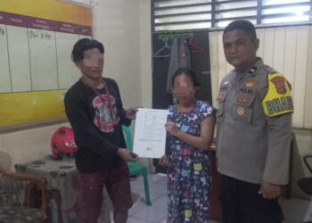 Bertempat di kantor Polsek, Bhabinkamtibmas Aipda F. Elias memimpin kegiatan problem solving untuk menyelesaikan kasus salah paham di tengah masyarakat, Pada hari Selasa, 27 Agustus 2024, pukul 15.25 WITA.