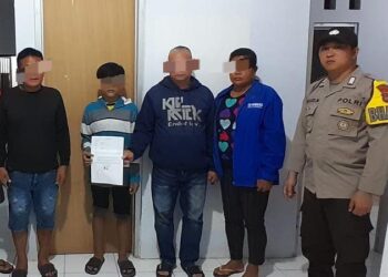 Polsek Tombulu kembali menunjukkan profesionalismenya dalam menyelesaikan permasalahan di tengah masyarakat. Kali ini, Kanit Reskrim Bripka Jerry Kaunang dan Bhabinkamtibmas Bripka Richard Massie menjadi garda terdepan dalam menangani sebuah konflik yang berpotensi memanas, Rabu (28/8/2024).