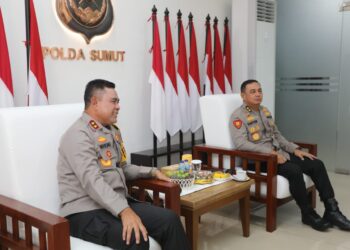 TERIMA KUNJUNHAN: Kapolda Sumut, Irjen. Pol. Whisnu Hermawan F, S.IK., M.H., menerima kunjungan kerja dari Kepala Divisi Hukum (Divkum) Mabes Polri, Irjen. Pol. Viktor Theodorus S, S.I.K., M.Si. di Lobby Adhy Pradana Mapolda Sumut, Kamis (29/8/2024).(Foto Dok/ Polda Sumut)