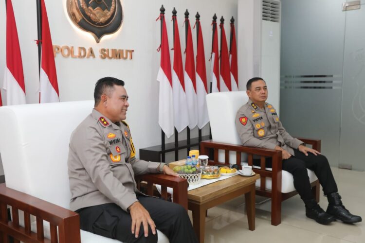 TERIMA KUNJUNHAN: Kapolda Sumut, Irjen. Pol. Whisnu Hermawan F, S.IK., M.H., menerima kunjungan kerja dari Kepala Divisi Hukum (Divkum) Mabes Polri, Irjen. Pol. Viktor Theodorus S, S.I.K., M.Si. di Lobby Adhy Pradana Mapolda Sumut, Kamis (29/8/2024).(Foto Dok/ Polda Sumut)