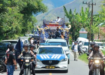 Polres Samosir bersama lima Polsek jajaran melaksanakan pengamanan dan pengawalan proses pendaftaran ke KPU Kab.Samosir pasangan calon Bupati dan Wakil Bupati Samosir, Vandiko T. Gultom, S.T dan Ariston T. Sidauruk, S.E., M.M., dalam rangka Pilkada Serentak Tahun 2024.