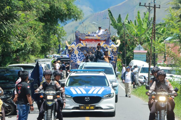 Polres Samosir bersama lima Polsek jajaran melaksanakan pengamanan dan pengawalan proses pendaftaran ke KPU Kab.Samosir pasangan calon Bupati dan Wakil Bupati Samosir, Vandiko T. Gultom, S.T dan Ariston T. Sidauruk, S.E., M.M., dalam rangka Pilkada Serentak Tahun 2024.