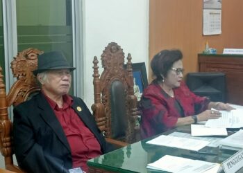 IKUTI SIDANG: Dr Djonggi Simorangkir, SH MH didampingi Dr Ida Rumindang Radjagukguk, SH MH mengikuti sidang di PTUN Medan, Rabu (28/8/2024). (Foto Dok/ Djonggi)