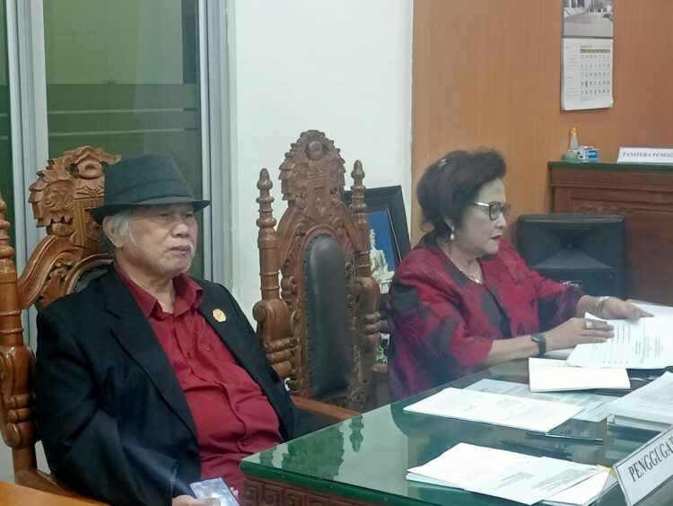 IKUTI SIDANG: Dr Djonggi Simorangkir, SH MH didampingi Dr Ida Rumindang Radjagukguk, SH MH mengikuti sidang di PTUN Medan, Rabu (28/8/2024). (Foto Dok/ Djonggi)