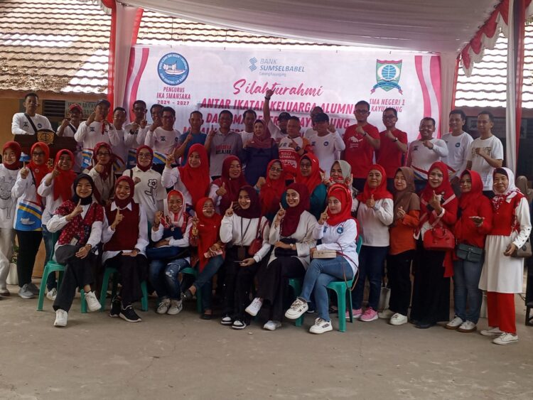 Ikatan Alumni SMA N1 Kayuagung Melaksanakan Silahturahmi Momen Hari Ulang Tahun RI ke - 79 Bertempat di halaman Sekolah SMA.N.1. Kayuagung, Kamis (29/08/24).