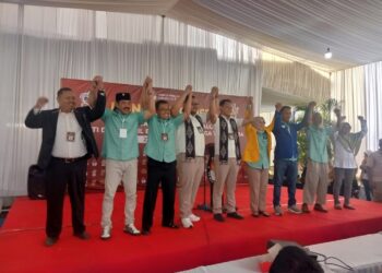 Kedatangan pasangan Fahmi - Dimas ke KPU diantar ribuanmasa pendukung dan partai pengusungnya dengan arak arakan kendaraan bermotor dari rumah pemenangan yang berada di Perumahan Griya Perwira Asri yang juga rumah dari orangtua cabub mas fahmi yaitu Bapak H. Rofik Harnanto.
