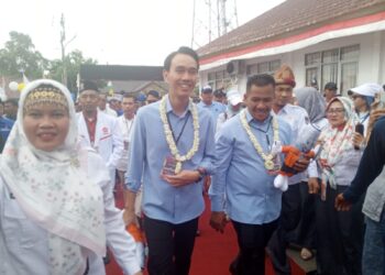 Pasangan calon Bupati dan Wakil Bupati Muchendi - Supriyanto resmi mendaftarkan diri ke KPU OKI, Kamis (29/8) sore. Mereka menjadi calon Terakhir yang mendaftarkan diri di Pilkada Ogan Komering Ilir.
