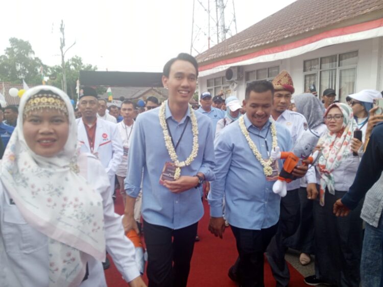 Pasangan calon Bupati dan Wakil Bupati Muchendi - Supriyanto resmi mendaftarkan diri ke KPU OKI, Kamis (29/8) sore. Mereka menjadi calon Terakhir yang mendaftarkan diri di Pilkada Ogan Komering Ilir.