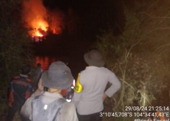 Tim gabungan Satgas Kebakaran Hutan dan Lahan (Karhutlah) Polsek Indralaya bersama berbagai instansi terkait berhasil memadamkan kebakaran yang melanda lahan seluas sekitar 11 hektar di Desa Purnajaya, Kecamatan Indralaya Utara, Kabupaten Ogan Ilir. Kebakaran yang terjadi pada Kamis, 29 Agustus 2024, dari pukul 18.00 hingga 23.00 WIB ini menyebabkan asap tebal yang masih tersisa meskipun api telah berhasil dipadamkan.