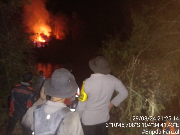 Tim gabungan Satgas Kebakaran Hutan dan Lahan (Karhutlah) Polsek Indralaya bersama berbagai instansi terkait berhasil memadamkan kebakaran yang melanda lahan seluas sekitar 11 hektar di Desa Purnajaya, Kecamatan Indralaya Utara, Kabupaten Ogan Ilir. Kebakaran yang terjadi pada Kamis, 29 Agustus 2024, dari pukul 18.00 hingga 23.00 WIB ini menyebabkan asap tebal yang masih tersisa meskipun api telah berhasil dipadamkan.