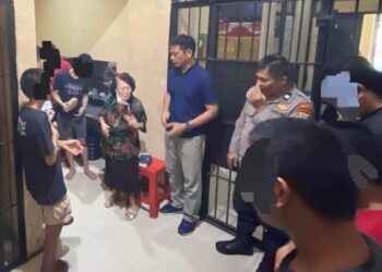 Satuan Tahanan dan Barang Bukti (Sat Tahti) Polresta Manado menggelar kegiatan Bimbingan Rohani dan Mental (Binrohtal). Kegiatan ini bertujuan untuk mengajak para tahanan terus berusaha memperbaiki diri dengan meningkatkan keimanan mereka kepada Tuhan Yang Maha Esa, Kamis (29/8/2024).