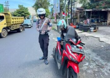 personel Satuan Lalu Lintas (Sat Lantas) Polresta Manado intensif melakukan pengaturan lalu lintas di beberapa titik strategis. Kegiatan ini dilakukan untuk mengatasi kemacetan dan meminimalisir potensi kecelakaan, terutama di jam-jam sibuk pagi dan sore, Kamis (29/8/2024).