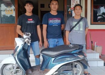 Tim Resmob Polsek Tikala berhasil mengamankan satu unit sepeda motor Yamaha Vino yang dicuri di Desa Toruakat, Kecamatan Dumoga Timur, Kabupaten Bolaang Mongondow. Sepeda motor tersebut merupakan barang bukti dari kasus pencurian yang terjadi pada Rabu, 31 Juli 2024, sekitar pukul 04.00 WITA di Kelurahan Malendeng, Lingkungan II, Kecamatan Paal Dua, Kota Manado, Kamis (29/8/2024).
