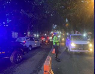 Sat Lantas Polresta Manado memperkenalkan inovasi terbaru dalam menjaga keamanan lalu lintas kota dengan meluncurkan program “Silau Mata”. Program ini melibatkan penggunaan lampu biru khusus yang dipasang di kendaraan patroli untuk meningkatkan visibilitas dan kewaspadaan di area keramaian, Rabu (28/8/2024).