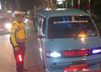 Personel kepolisian melaksanakan kegiatan Kepolisian Yang Ditingkatkan (KRYD) dengan penuh semangat. KRYD ini bertujuan untuk meningkatkan pengawasan di titik-titik rawan kejahatan dan memastikan lingkungan tetap aman bagi masyarakat, Rabu (28/8/2024).