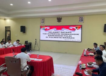 Polresta Manado menggelar kegiatan Supervisi Rowassidik Bareskrim Polri di Aula Polresta Manado. Kegiatan ini dipimpin oleh Kombes Pol. Wawan Munawar, S.I.K, M.SI, Penyidik Utama Rowassidik Bareskrim Polri, yang hadir bersama beberapa pejabat Bareskrim Polri lainnya, termasuk Kombes Pol. Afandi Eka Putra, S.H., Wasidik Kepolisian Madya Tk.III Bareskrim Polri, Akbp Muhamad Hasan, S.I.K, M.H., Kassubaglap Rowassidik Bareskrim, dan personel Rowassidik lainnya, Kamis (29/8/2024).
