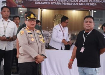 Kapolresta Manado Kombes Pol Julianto Sirait memimpin langsung pengamanan tahap pendaftaran Pilkada Serentak 2024 di Kantor KPU Sulawesi Utara hari ini. Dalam kunjungannya, Kombes Pol Julianto Sirait memastikan seluruh proses pendaftaran berjalan lancar dan aman, serta mengecek kesiapan personel yang terlibat dalam Operasi Mantap Praja Samrat 2024, Kamis (29/9/2024).