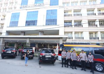 BERI PENGAMANAN: Personel Polda dikerahkan untuk menjaga keamanan pemeriksaan kesehatan pasangan calon Gubernur dan Wakil Gubernur Sumatera Utara di RS H. Adamalik Jalan Bunga Lau, Kemenangan Tani, Kecamatan Medan Tuntungan, Jumat (30/8/2024). (Foto Dok/ Polda Sumut)