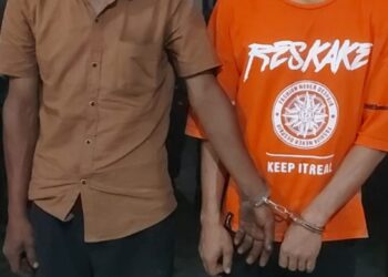 DIAMANKAN: Kedua pelaku pembobolan rumah berinisial De dan DLH diamankan di Polsek Medan Area, Jumat (30/8/2024).(Foto Dok/Polsek)