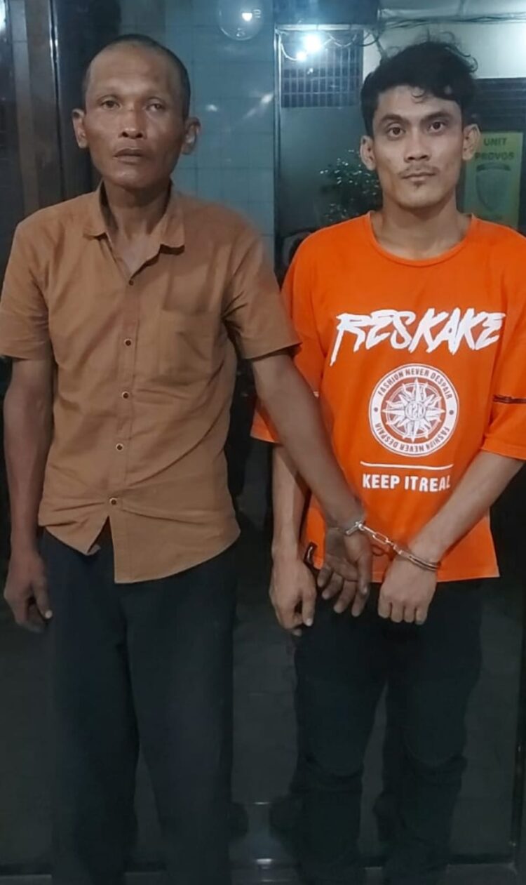 DIAMANKAN: Kedua pelaku pembobolan rumah berinisial De dan DLH diamankan di Polsek Medan Area, Jumat (30/8/2024).(Foto Dok/Polsek)