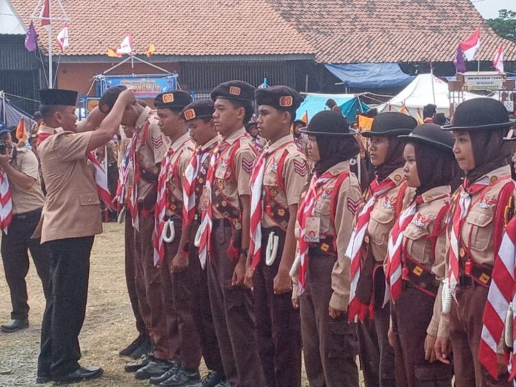 Perkemahan Jambore Ranting Kecamatan Talang Kabupaten Tegal resmi dibuka oleh Kapolsek Talang, AKP. Mustain. Acara pembukaan berlangsung Kamis pagi (29/8/24) di lapangan Ekoproyo Kec Talang yang ditandai dengan pelepasan 50 ekor Burung.