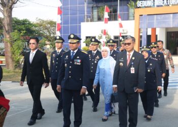 Penjabat Wali Kota Tegal, Dadang Somantri berkesempatan menghadiri Upacara Pelantikan Perwira Transportasi Darat Politeknik Keselamatan Transportasi Jalan. Dengan mengusung tema Membangun SDM Ungul Menuju Transportasi Maju dan Berkeselamatan untuk Nusantara Baru bertempat di Lapangan Kampus II PKTJ KotaTegal, Kamis (29/8/24) pagi.