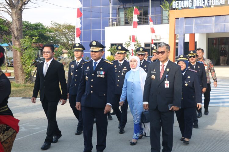 Penjabat Wali Kota Tegal, Dadang Somantri berkesempatan menghadiri Upacara Pelantikan Perwira Transportasi Darat Politeknik Keselamatan Transportasi Jalan. Dengan mengusung tema Membangun SDM Ungul Menuju Transportasi Maju dan Berkeselamatan untuk Nusantara Baru bertempat di Lapangan Kampus II PKTJ KotaTegal, Kamis (29/8/24) pagi.