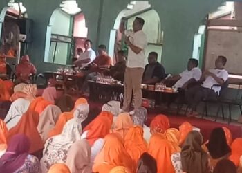 Sekitar 1500 relawan yang menamakan dirinya Mak gedor dan mas Semar di Pilbup Purbarlingga untuk Fahmi Dimas datang untuk memberikan semangat dan dukungan moral di Posko Pemenangan Fahmi Dimas, di desa blater Kalimanah Purbalingga, Minggu 25, Agustus 2024.