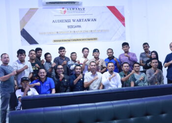 Ketua Panwaslih Nagan Raya Juni Efendi, ST, Jum'at (02/08/24) di Jeep Kuphi Cafe, Kawasan Jueng Baro, Suka Makmue saat menggelar audensi dengan para awak media yang bertugas di Kabupaten Nagan Raya.