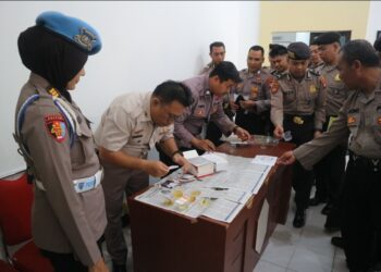 Personel Direktorat Pengamanan Objek Vital (Ditpamobvit) Polda Kalteng melaksanakan pemeriksaan urine secara mendadak, Rabu (31/7/2024).